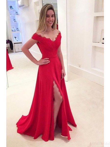röd, kammad klänning med bred V-ringning och hög, golvlång, delad klänning