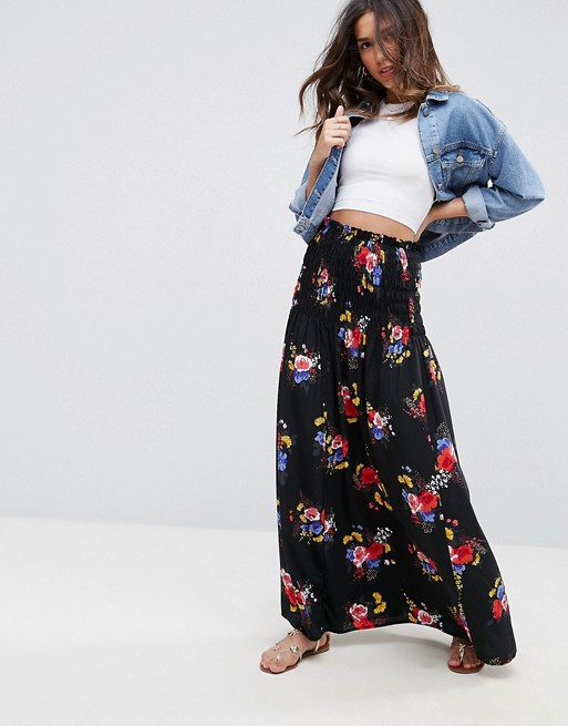 Jeansjacka med blommig kjol i hög midja