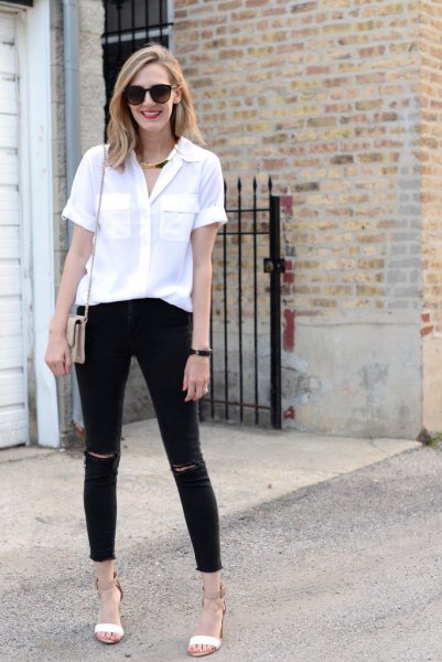 vit blus med knappar och svarta skinny jeans