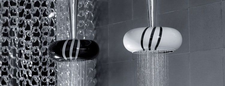 Svartvita badkranar och duschhuvud - Soffi av Bongio.