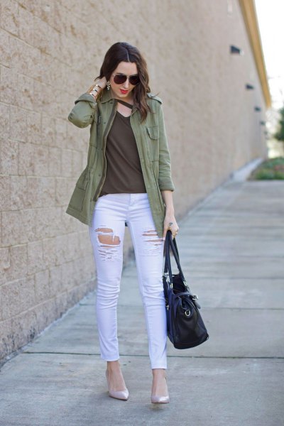Olivfärgad fritidsjacka med grön V-ringning och vita skinny jeans