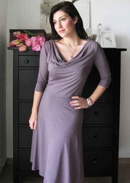 grå klänning med en halsringning och en utsvängd klänning