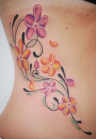 Plumeria tatuering på sidan av kroppen