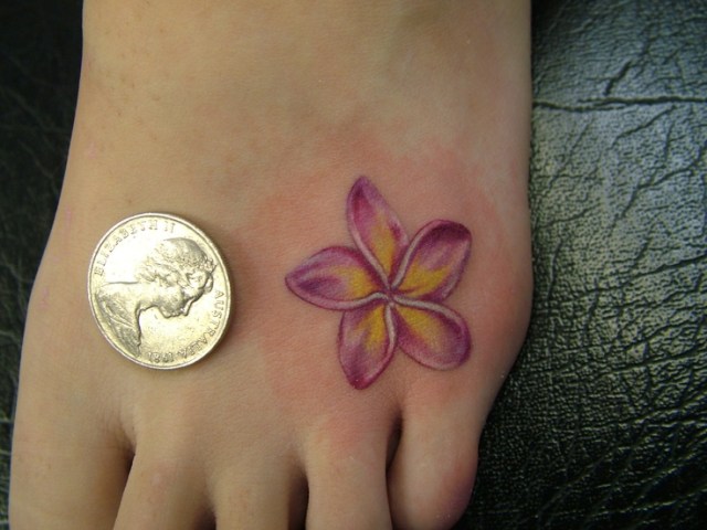Plumeria tatuering till fots
