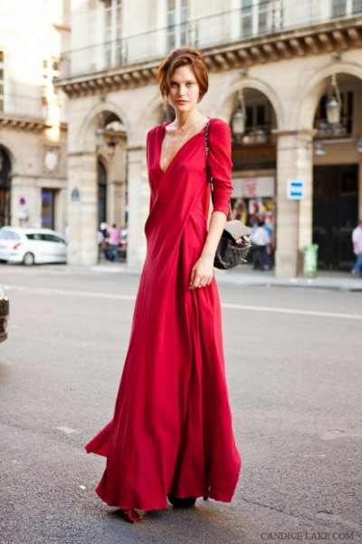 röd golvlång klädsel med tre fjärdedelar och en låg snitt