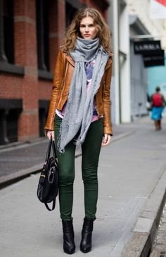 brun läderjacka med grå turtleneck och matchande halsduk