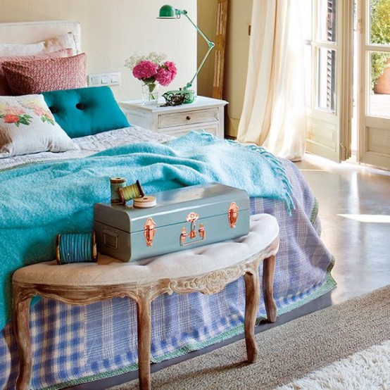 Charmig vintage sovrumsdesign med turkos och rosa accenter.