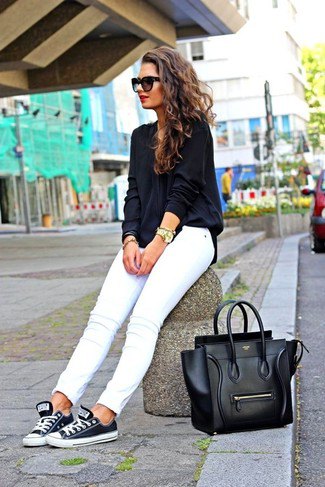mörkblå och vita låga skor med vita slim fit-jeans
