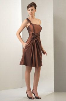 brun klänning med en singelrör och passform