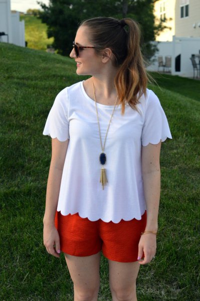 vit kammad t-shirt med röda mini-shorts
