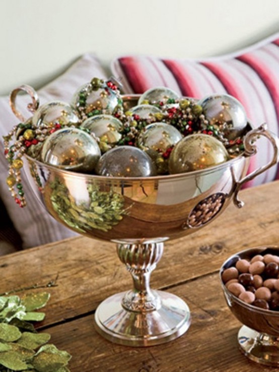 51 fantastiska sätt att använda julbollar och ornament i dekor.