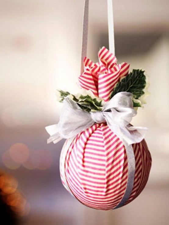 51 fantastiska sätt att använda julbollar och ornament i dekor.
