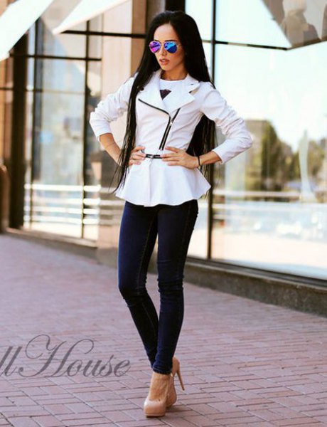 vit peplum läderjacka med mörkblå skinny jeans
