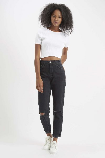 vit kort t-shirt med svarta rippade jeans