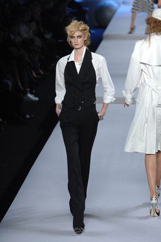 svart kostymväst med vit skjorta och kostymbyxor