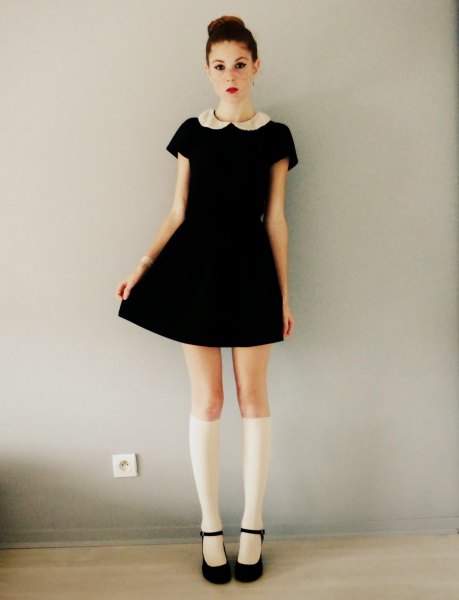 svart skridsko klänning vita knästrumpor