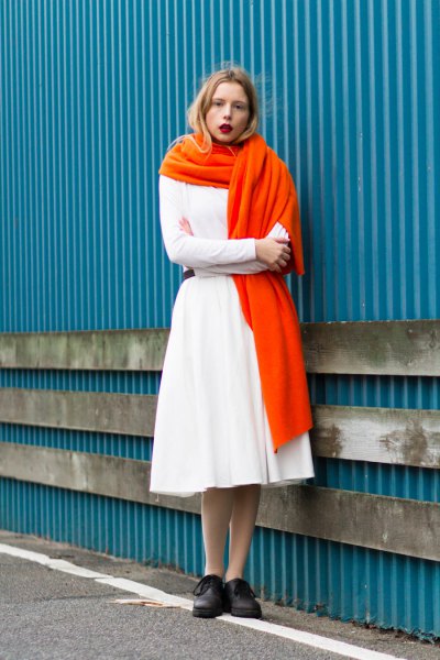 vit tröja med matchande midi-flared kjol och orange lång halsduk