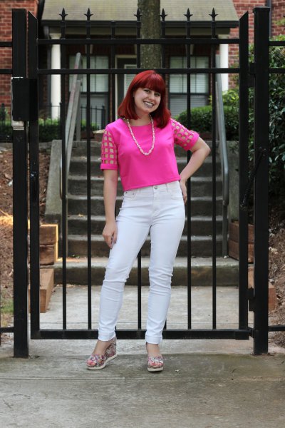 rosa mesh-topp med vita jeans och rodnande lägenheter