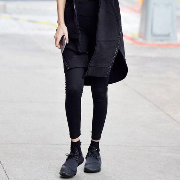 svart tunikaklänning med leggings och kilskor