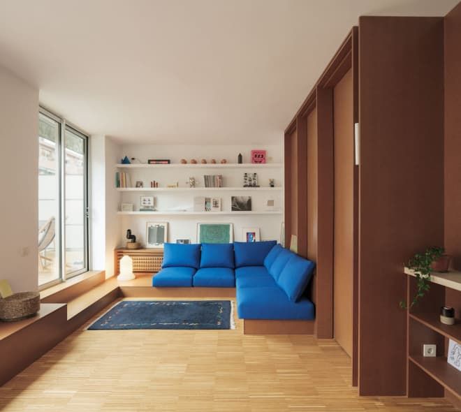 En vindslägenhet i Barcelona levereras med inbyggda möbler i.