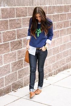 Mörkblå stickad tröja med svarta skinny jeans och bruna skor
