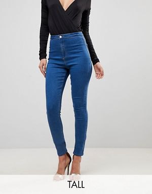 svart, djupt passande, långärmad topp med V-ringning och blå, långa jeans