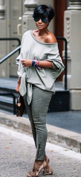 grå tröja med en avslappnad passform och smala jeans