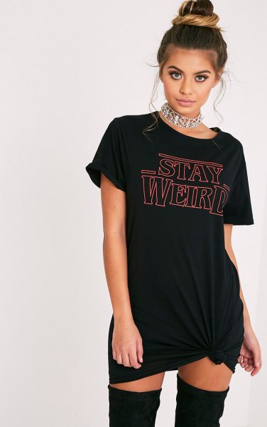 svart oversize-t-shirt som miniklänning