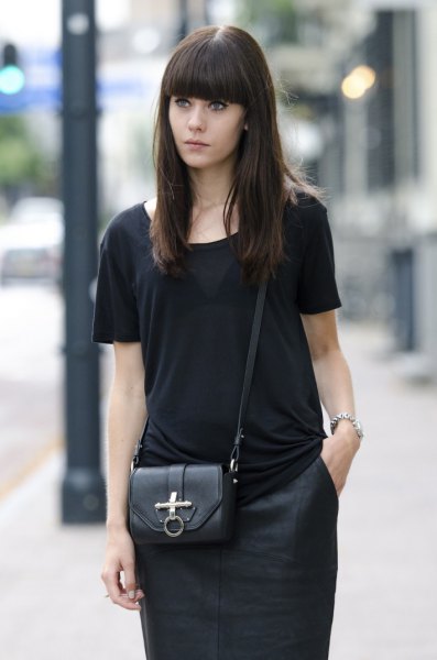 svart t-shirt med matchande figur-kramande knälång kjol