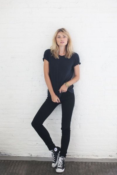 svart t-shirt med matchande smala jeans och hög topp