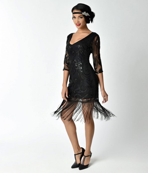 svart pärlstav frans klänning spetsdetalj