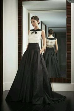 vit ärmlös chiffongblus med svart golvlång kjol