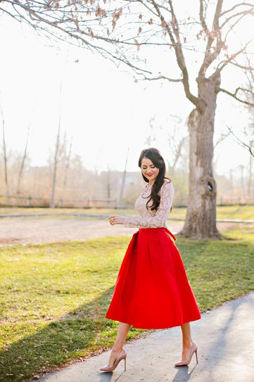 vit spetsblus med utsvängd kjol i röd miditaft