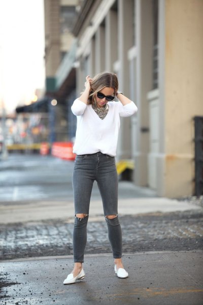 vit stickad V-ringad tröja, grå, rippade jeans