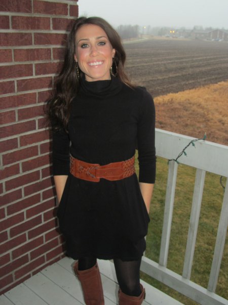 svart minitröja klänning med halva ärmar och ett brunt, brett bälte