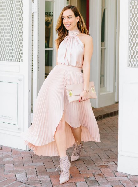 Topp i rosa sidengrimma med asymmetrisk, rodnad maxi-veckad kjol