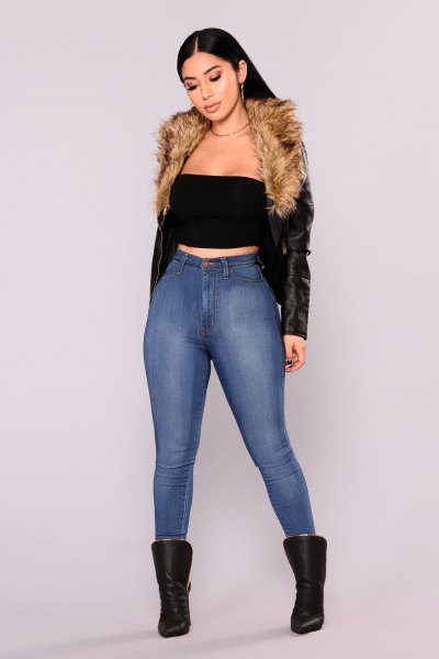 svart crop topp med läderjacka och blå skinny jeans