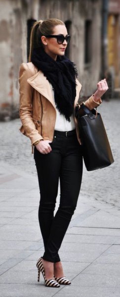 brun läderjacka med vit fuskpälskrage och svarta jeans