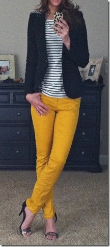 gul skinny jeans svart och vit randig t-shirt blazer