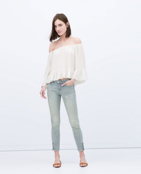 vit off-the-shoulder blus ljusgrå jeans med ankel blixtlås
