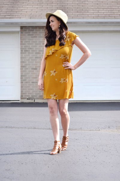 Mini-klänning med blommigtryck och axelband
