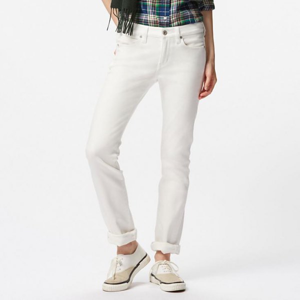 vita skinny jeans med flanellfoder och rodnande rosa sneakers