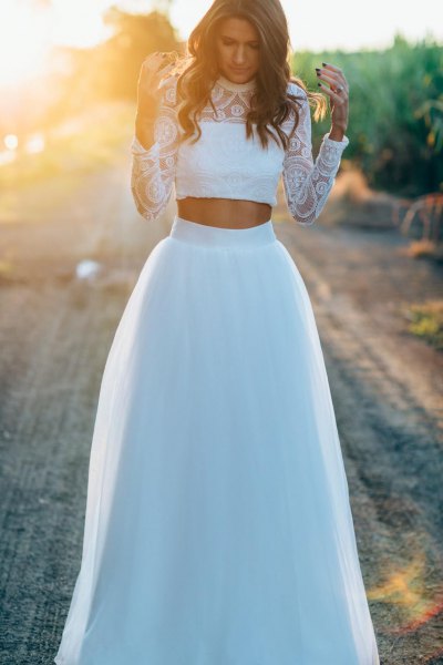 vit spets beskuren blus med hög midja lång vit tyll kjol