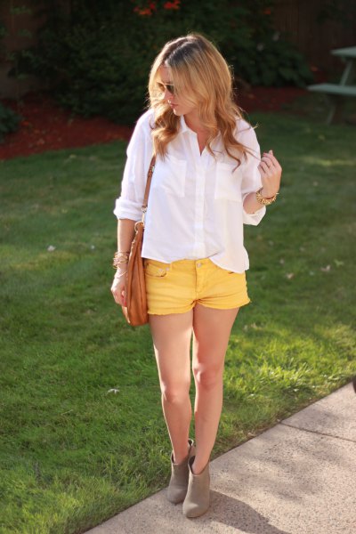 vit skjorta med knappar och gula jeansshorts