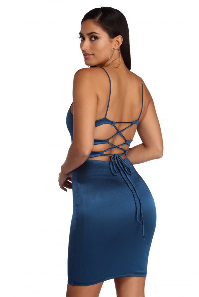 Bodycon mörkblå kort klänning med öppen rygg och klackar