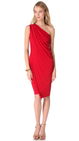 rött läder en axelbandslös knälång klänning