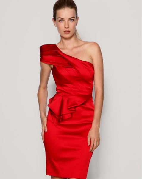 Figurkramande klänning med röda puffade axelruffar