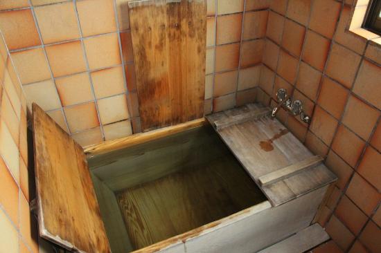 Hinoki wood bathtub for Ofuro ritual bath - Bild från Hiiragiya.