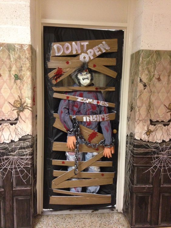 läskiga zombies inuti dörrdekor |  Halloween ytterdörrdekorationer.