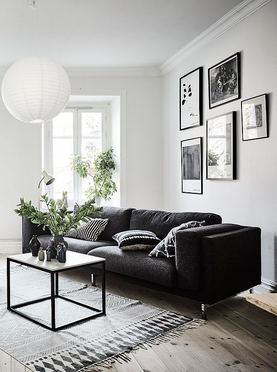 Vardagsrum i svart, vitt och grått med fin gallerivägg.